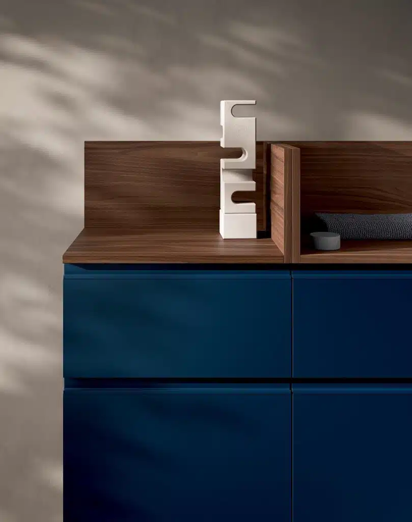 Mobile Bagno Compab IPE IP16 - cassetti e vani a giorno in finitura legno chiaro, maniglie integrate, ottimizzazione spazio