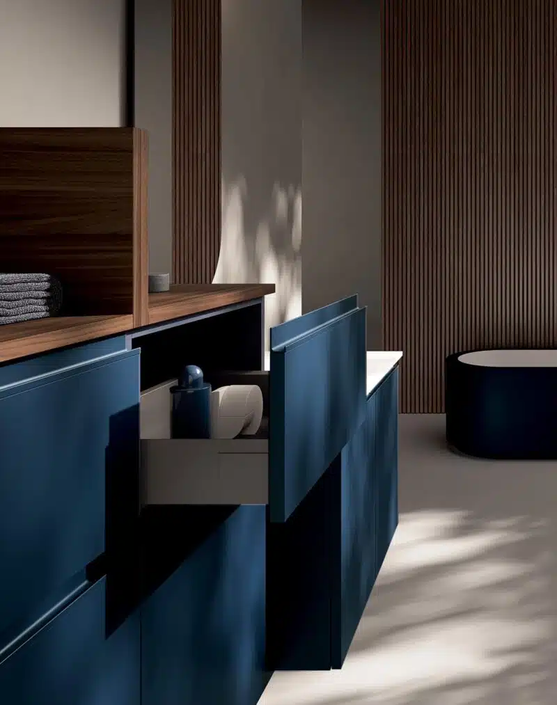 Compab IPE IP16 - dettaglio top in quarzo bianco e lavabo integrato, rubinetteria cromata, design pulito