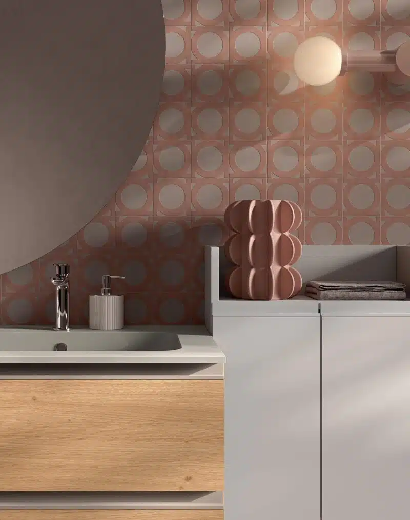 Ambientazione bagno con Compab IPE IP11. Interior design moderno, specchio retroilluminato, mobili compatti.