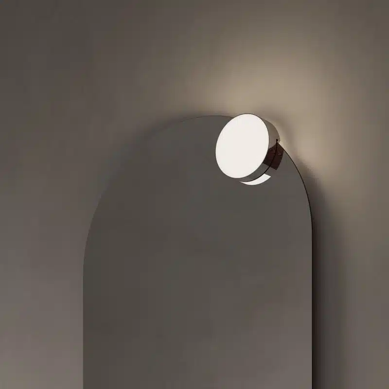 Compab IPE IP16 - dettaglio specchio tondo retroilluminato, mensola integrata, design minimalista, accessori bagno moderni