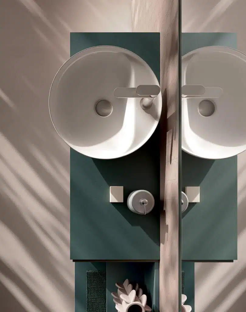 Ambientazione bagno moderno Compab IPE IP17 - mobili sospesi, specchio retroilluminato, design minimal