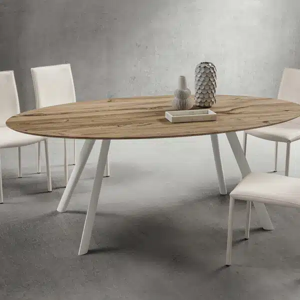 Tavolo ovale moderno in rovere antico con gambe bianche e sedie, design elegante.