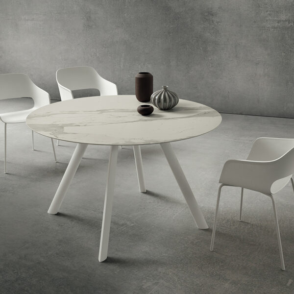  Tavolo fisso rotondo Nicola La Primavera Ø130cm con top in HPL Nero Impero, vista frontale o in ambiente.