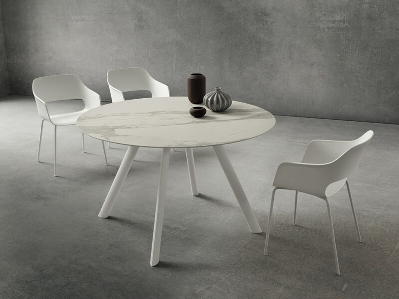 Tavolo fisso rotondo Nicola La Primavera Ø130cm con top in HPL Nero Impero, vista frontale o in ambiente.