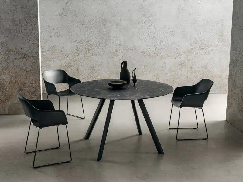 Tavolo fisso rotondo Nicola La Primavera Ø130cm con top in HPL Nero Impero, vista laterale o da ambiente.