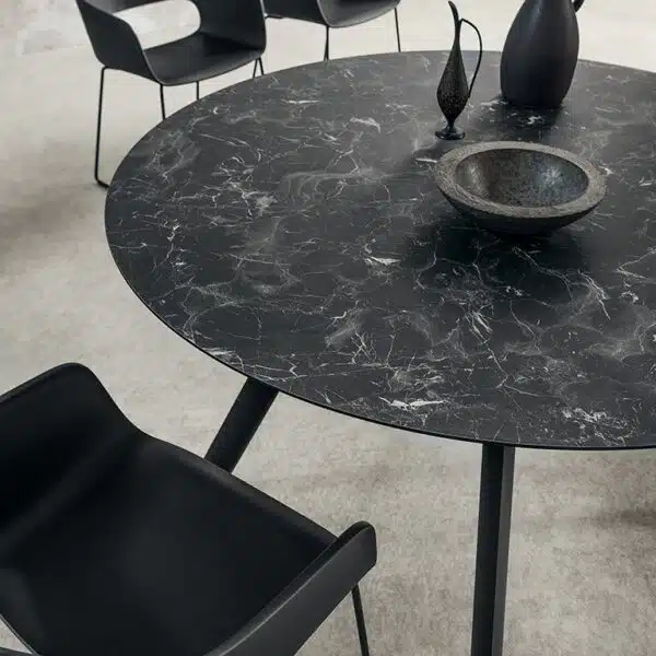 Tavolo fisso rotondo Nicola La Primavera Ø130cm con top in HPL Nero Impero, vista dall'alto o dettaglio.