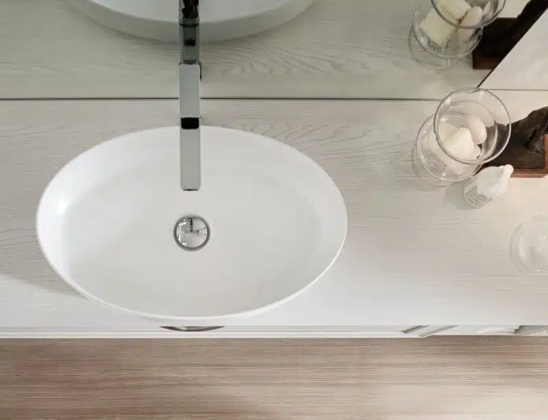 Ambientazione bagno con Mobile Bagno Arcom Opera 03, specchio e illuminazione integrata
