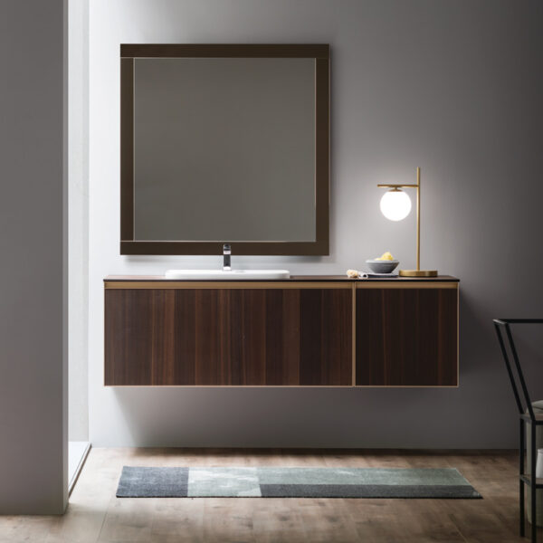 Scopri il Mobile Bagno Arcom Shape 01, il sistema componibile di design in finitura Legno Eucalipto e profili Laccato Bronzo. Qualità Arcom e progetto 3D gratuito.