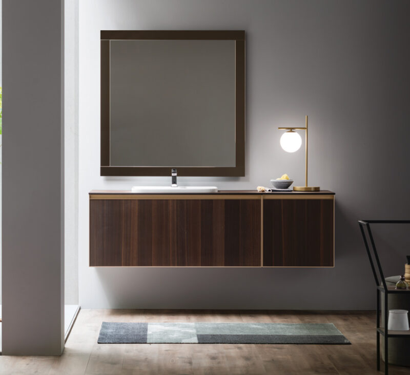 Scopri il Mobile Bagno Arcom Shape 01, il sistema componibile di design in finitura Legno Eucalipto e profili Laccato Bronzo. Qualità Arcom e progetto 3D gratuito.