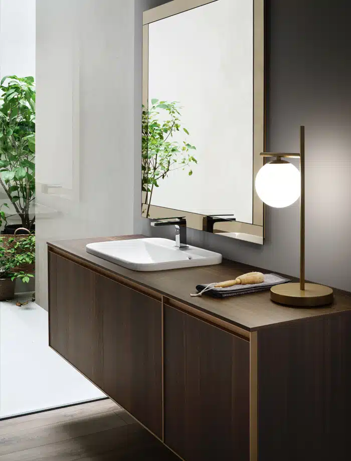 Mobile Bagno Arcom Shape 01 eucalipto e bronzo - vista frontale con lavabo integrato, design moderno.