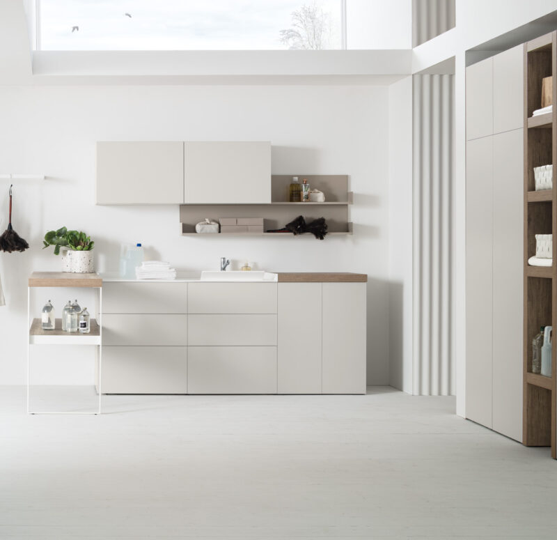 Organizza il tuo spazio con l'arredo lavanderia di design I-WASH 02 di Arcom. Massima capienza, qualità Made in Italy e progettazione gratuita su misura.
