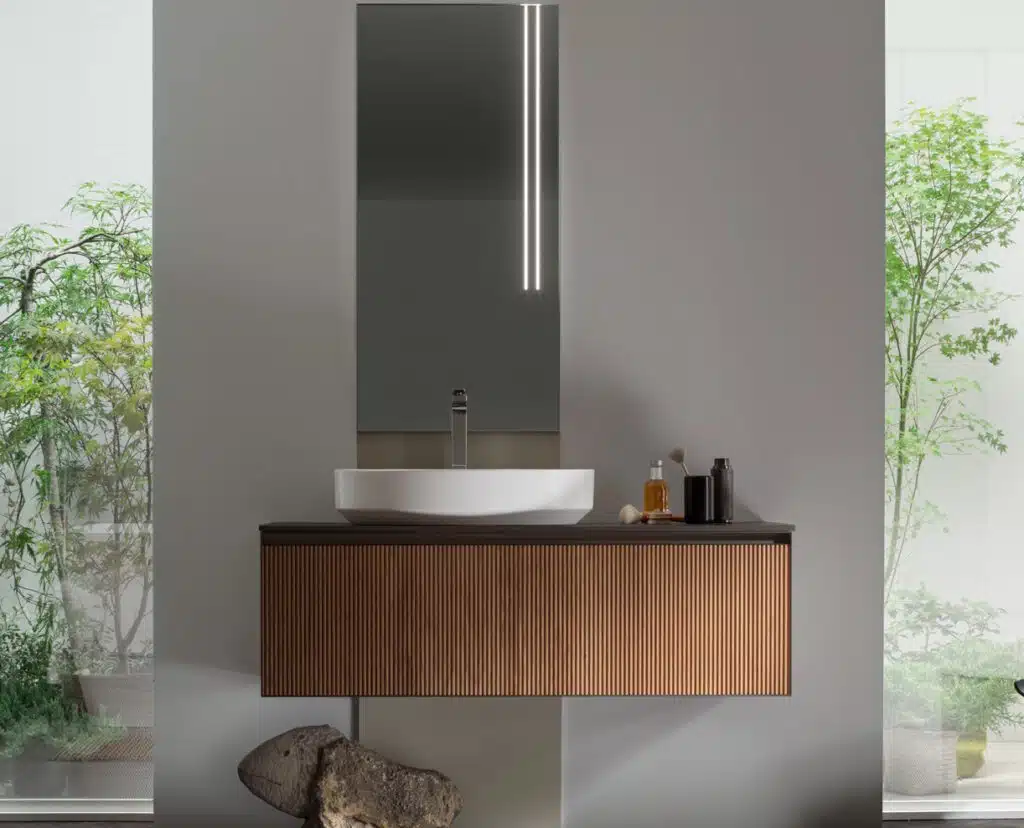 Scopri il Mobile Bagno Arcom Shape 02, il sistema componibile di design in finitura Finitura Greca Noce e Laccato Bronzo Antico. Qualità Arcom e progetto 3D gratuito.