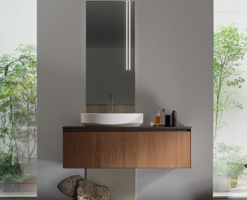 Scopri il Mobile Bagno Arcom Shape 02, il sistema componibile di design in finitura Finitura Greca Noce e Laccato Bronzo Antico. Qualità Arcom e progetto 3D gratuito.