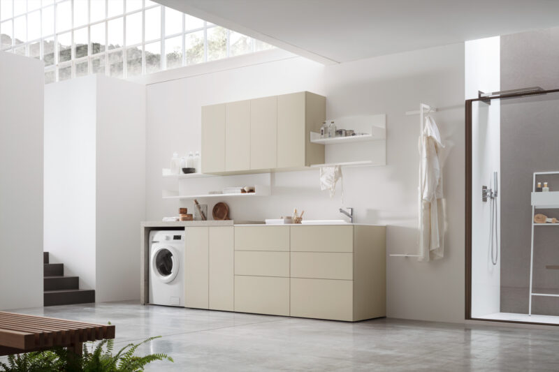 Arredo lavanderia con stendibiancheria integrato I-WASH 04 di ARCOM finitura Laccato Juta Opaco.