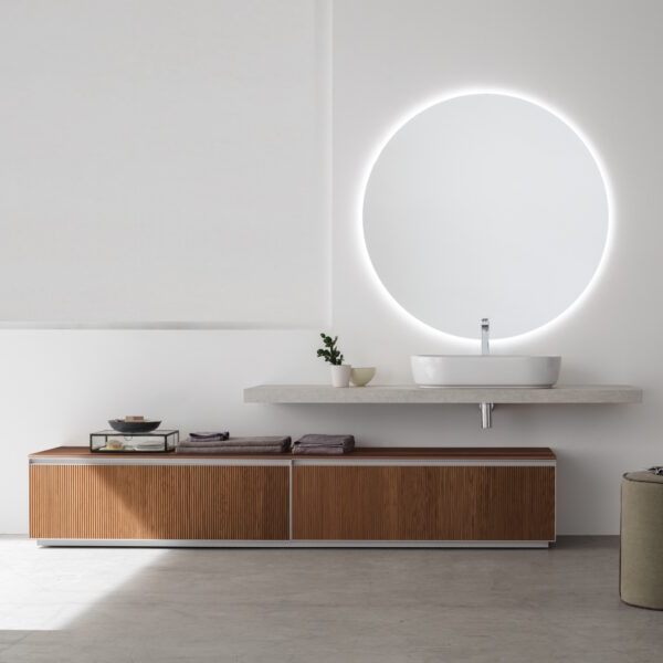 Scopri il Mobile Bagno Arcom Shape 06, il sistema componibile di design in finitura Greca Noce, profili Nebbia e top Laminam. Qualità Arcom e progetto 3D gratuito.