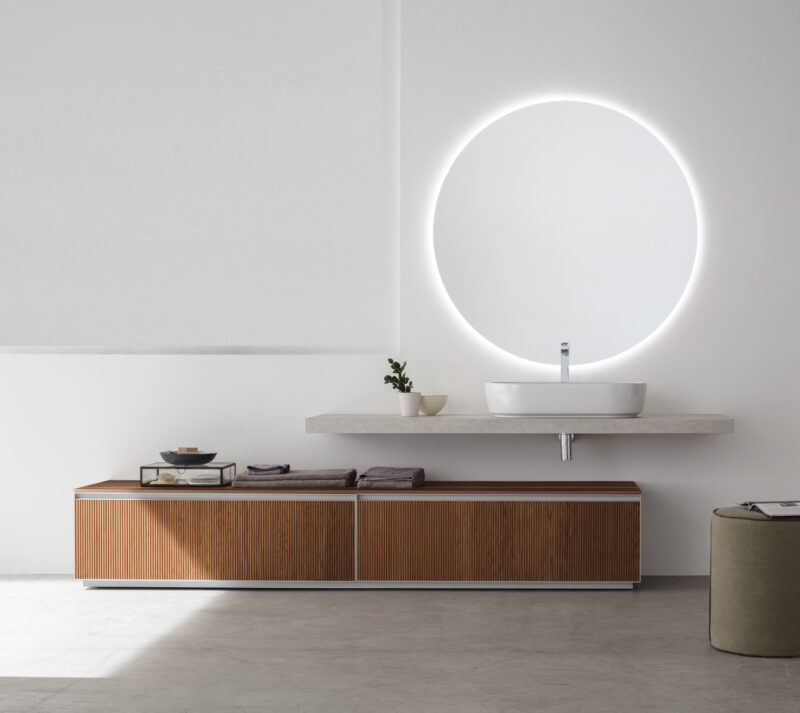 Scopri il Mobile Bagno Arcom Shape 06, il sistema componibile di design in finitura Greca Noce, profili Nebbia e top Laminam. Qualità Arcom e progetto 3D gratuito.