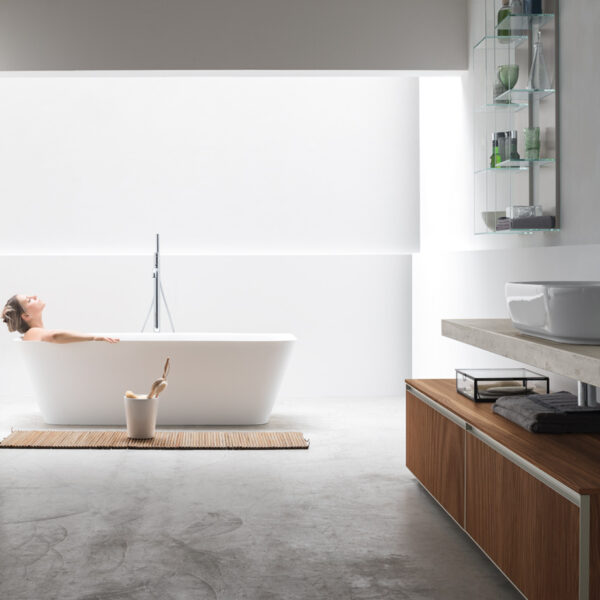 Mobile Bagno Arcom Shape 06, stile nordico INTERNO77 - vista d'insieme con specchio e lavabo.
