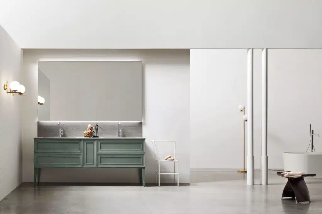 Arcom Opera 09 ambientato: bagno elegante, specchio illuminato, rubinetteria dorata. Arredo bagno di lusso.