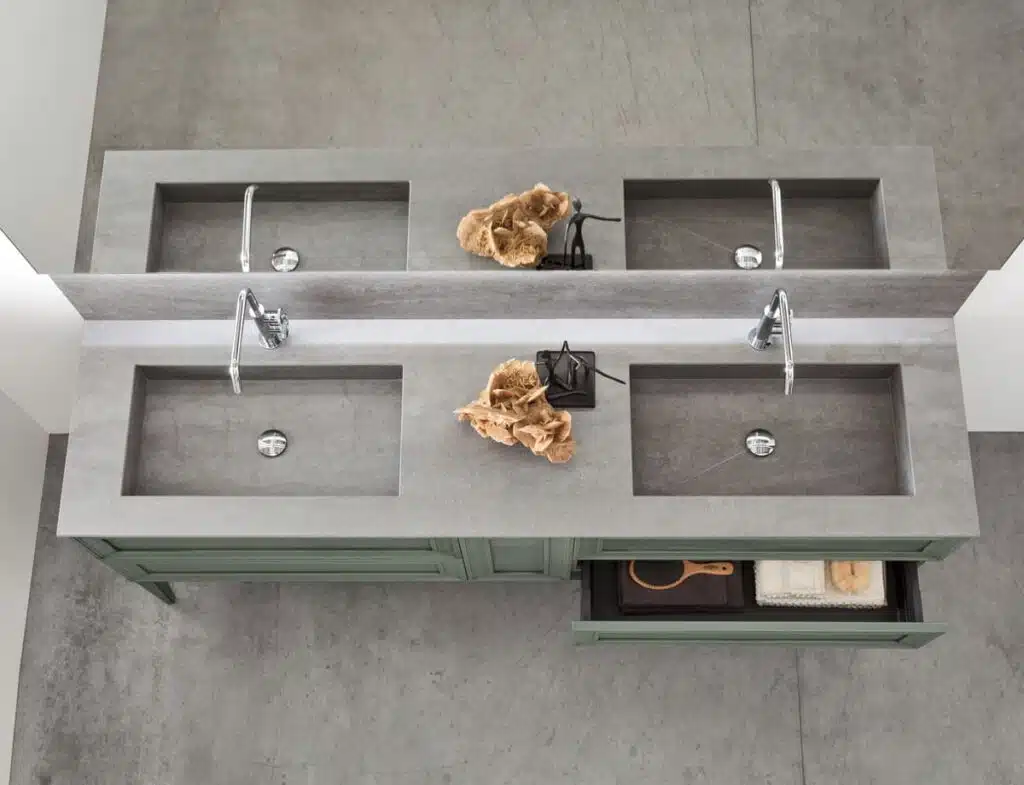 Arcom Opera 09: mobile bagno sospeso, ante a cassettone, maniglie oro. Stile classico moderno premium.