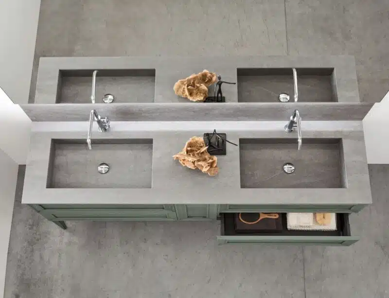 Arcom Opera 09: mobile bagno sospeso, ante a cassettone, maniglie oro. Stile classico moderno premium.