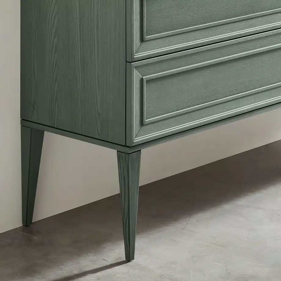 Dettaglio Arcom Opera 09: texture legno scuro, top in marmo bianco. Mobile bagno di design, qualità premium.