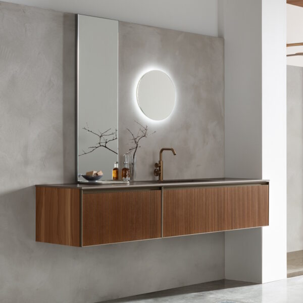 Scopri il Mobile Bagno Arcom Shape 10, il sistema componibile di design in finitura Greca Noce e Laminam Fokos Terra. Qualità Arcom e progetto 3D gratuito.