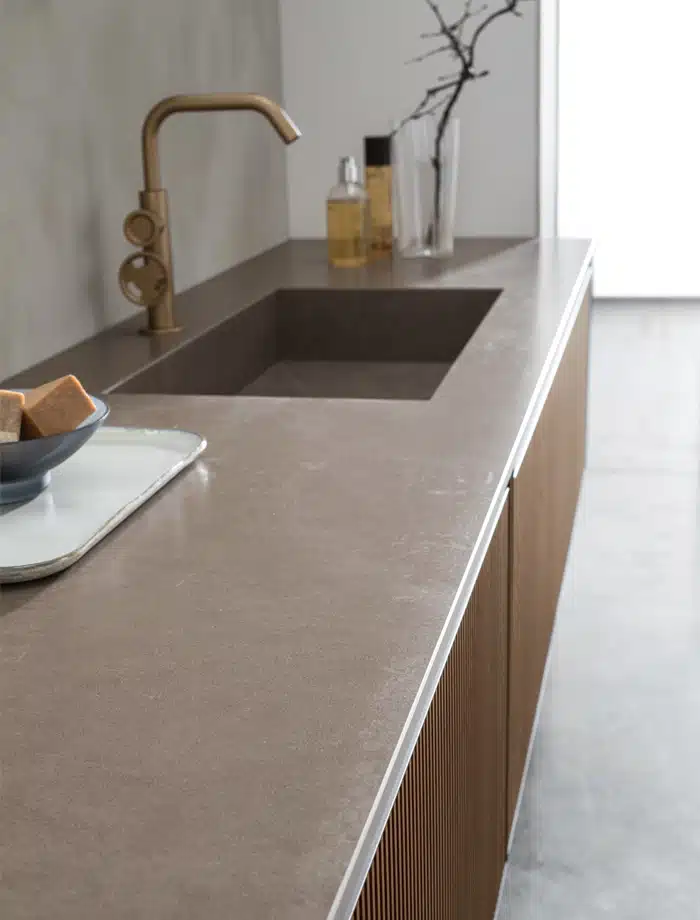 Mobile bagno Arcom Shape 10 nordico: top grigio, lavabo integrato, rubinetto oro, legno dogato.