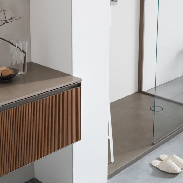 Mobile Bagno Arcom Shape 10, stile nordico elegante, vista frontale con lavabo integrato e specchio. Design moderno per bagno.