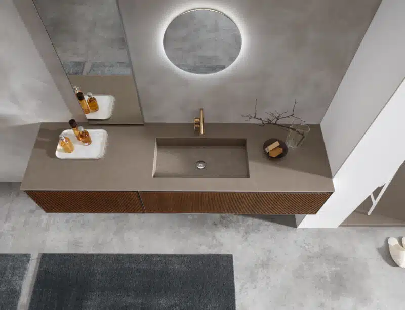 Mobile bagno Arcom Shape 10 nordico, lavabo integrato, finitura legno marrone, specchio tondo.