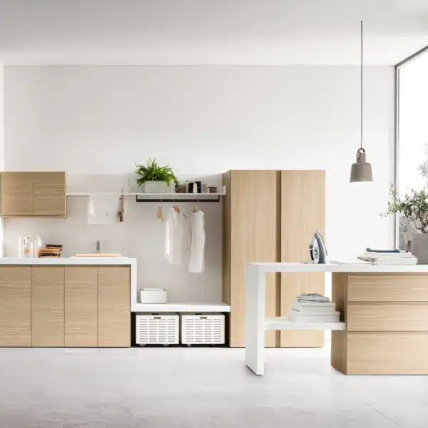 Arredo lavanderia funzionale I-WASH 01 di ARCOM con penisola operativa e finitura Rovere Natura.
