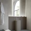 Mobile bagno con lavabo freestanding Composizione 301 di Baxar Azzurra, con boiserie Wally in finitura Laccato Torba opaco.