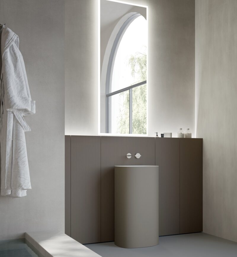 Mobile bagno con lavabo freestanding Composizione 301 di Baxar Azzurra, con boiserie Wally in finitura Laccato Torba opaco.