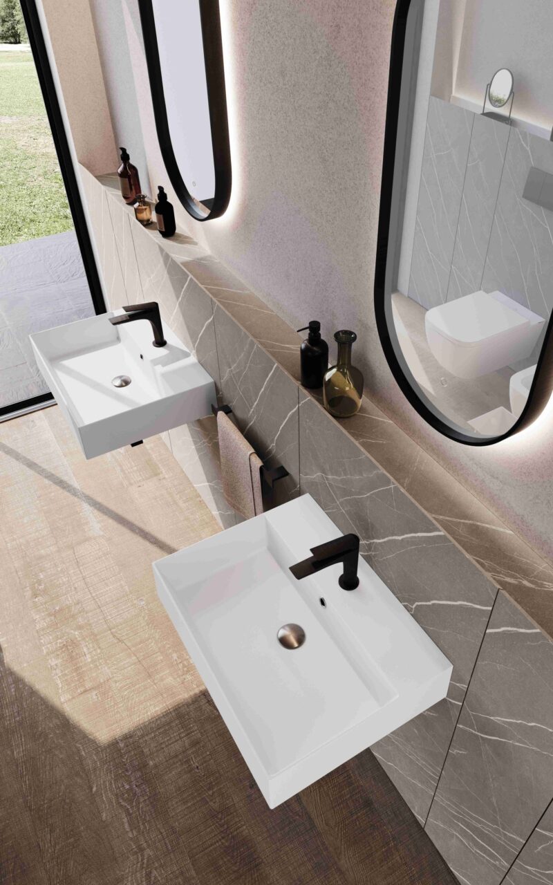 Boiserie bagno di design Composizione 243 di Baxar Azzurra, con finitura HPL Unicolor Pulpis Chiaro e lavabi a consolle.