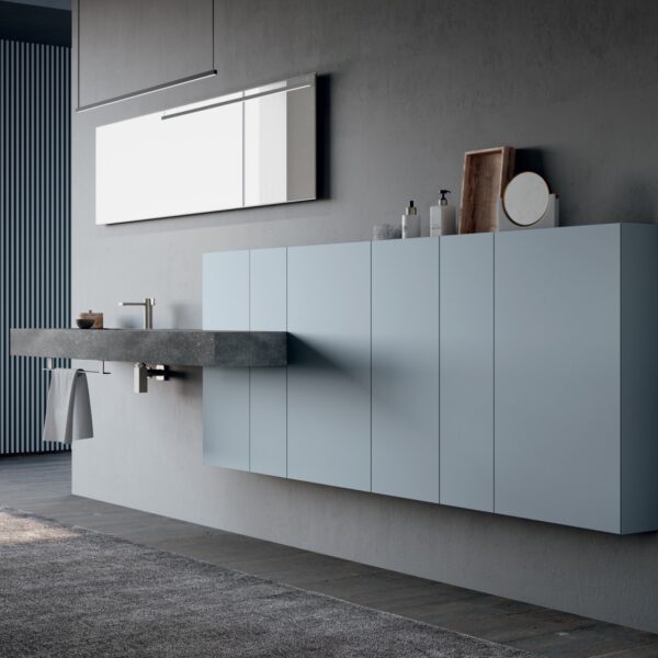 Mobile bagno sospeso componibile Composizione 303 di Baxar Azzurra, con finitura laccato Carta da Zucchero e top in HPL.