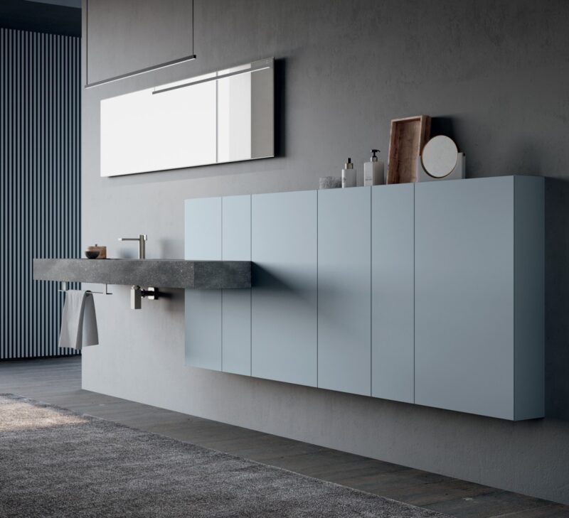 Mobile bagno sospeso componibile Composizione 303 di Baxar Azzurra, con finitura laccato Carta da Zucchero e top in HPL.