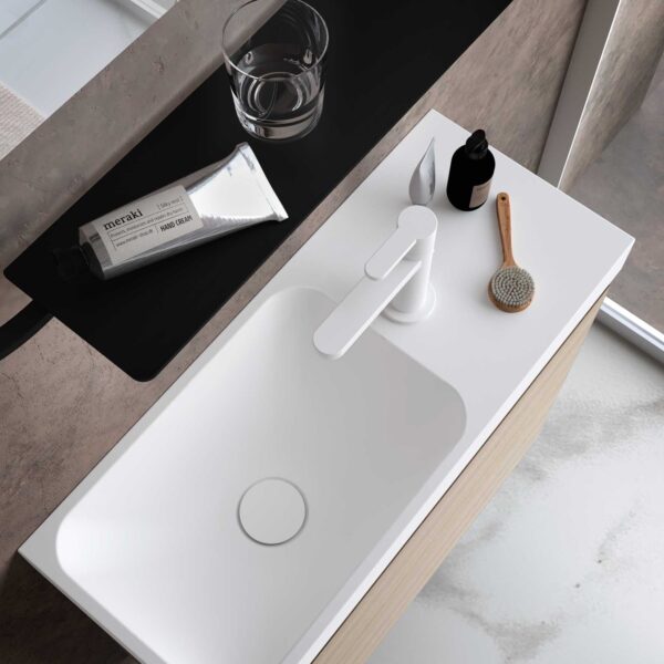 Soluzione lavamani di design compatta con base sospesa, lavabo THEO e specchio di design POLLUX GHOST.