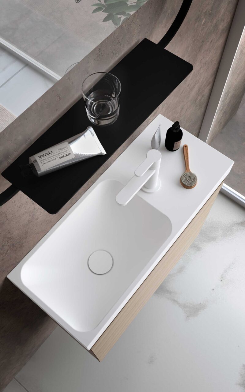 Soluzione lavamani di design compatta con base sospesa, lavabo THEO e specchio di design POLLUX GHOST.