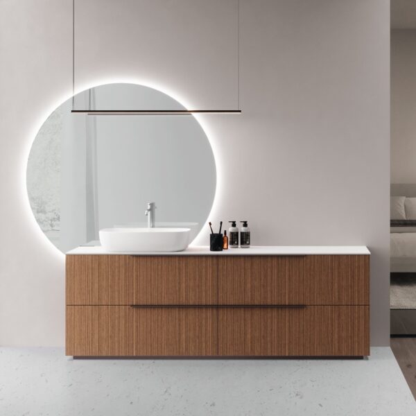 Mobile bagno rigatino Composizione 142 di Baxar Azzurra, con finitura Rigatino Tabacco e lavabo in appoggio in ceramica bianca.
