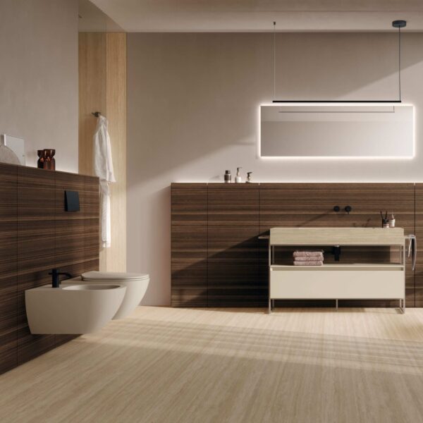 Mobile bagno con struttura a vista Composizione 341 di Baxar Azzurra, con boiserie in Essenza Eucalipto e lavabo in Gres.