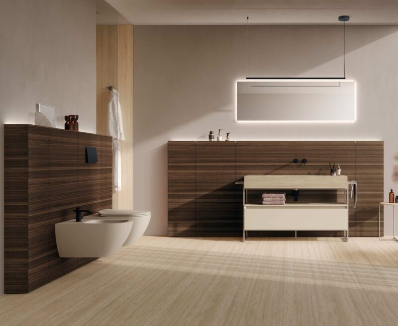 Mobile bagno con struttura a vista Composizione 341 di Baxar Azzurra, con boiserie in Essenza Eucalipto e lavabo in Gres.