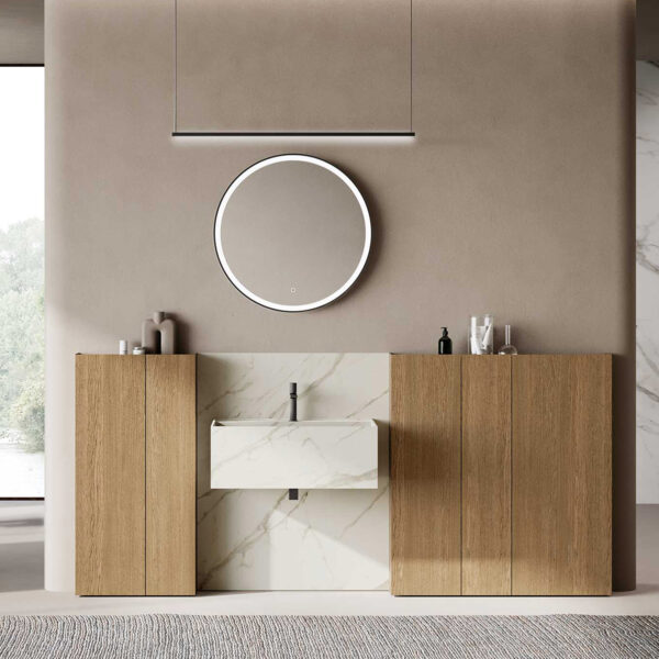 Mobile bagno con lavabo monolite Composizione 302 di Baxar Azzurra, con boiserie Wally in Essenza Rovere Sabbia.