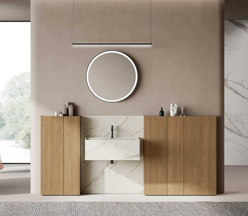 Mobile bagno con lavabo monolite Composizione 302 di Baxar Azzurra, con boiserie Wally in Essenza Rovere Sabbia.