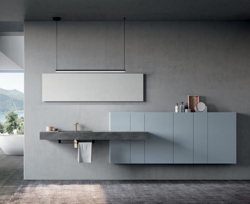 Arredo bagno di design con basi sospese e a terra del sistema Wally, top in HPL Unicolor Rox Black e specchio rettangolare.