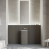 Mobile bagno con lavabo freestanding Composizione 301 di Baxar Azzurra, con boiserie Wally in finitura Laccato Torba opaco.