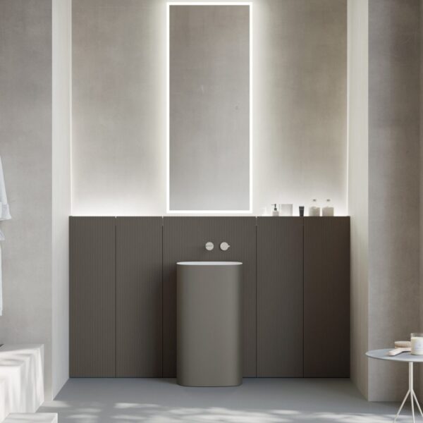 Mobile bagno con lavabo freestanding Composizione 301 di Baxar Azzurra, con boiserie Wally in finitura Laccato Torba opaco.