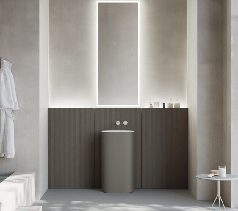 Mobile bagno con lavabo freestanding Composizione 301 di Baxar Azzurra, con boiserie Wally in finitura Laccato Torba opaco.