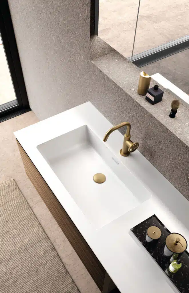 Arredo bagno di design con top in Tekorlux, basi con apertura a gola e specchio contenitore SKY.