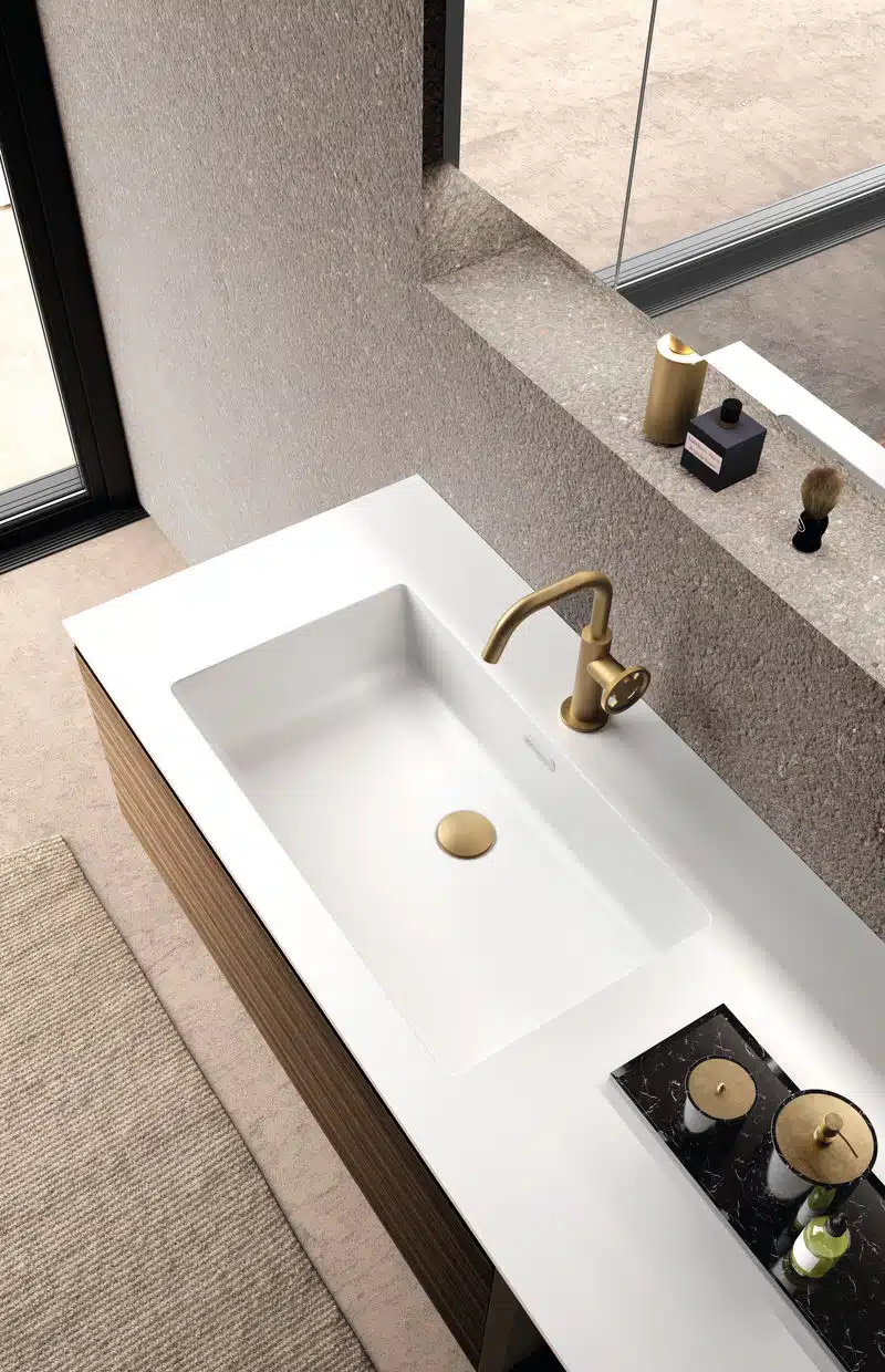 Arredo bagno di design con top in Tekorlux, basi con apertura a gola e specchio contenitore SKY.