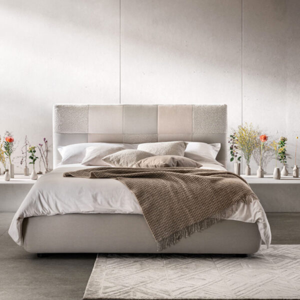 Letto Matrimoniale modello ESSE Samoa in tessuto, visto di tre quarti in una camera da letto moderna.
