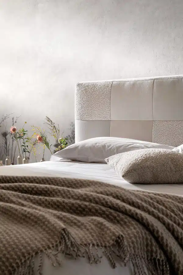 Testiera letto matrimoniale beige a patchwork, design moderno. Samoa ESSE.